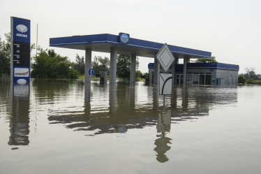 Затоплена АЗС «Авіас» у Новій Каховці. /Getty Images