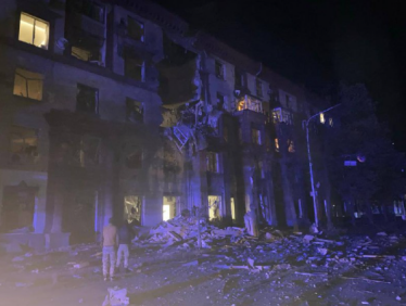 Росія вночі завдала шість ракетних ударів по Запоріжжю, є влучання у пʼятиповерхівку у центрі міста /Фото 4