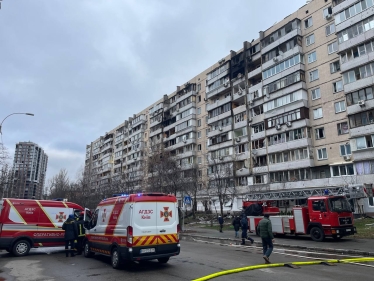 У багатоповерхівці в Соломʼянському районі Києва понад 30 постраждалих через російську атаку (фото) /Фото 1