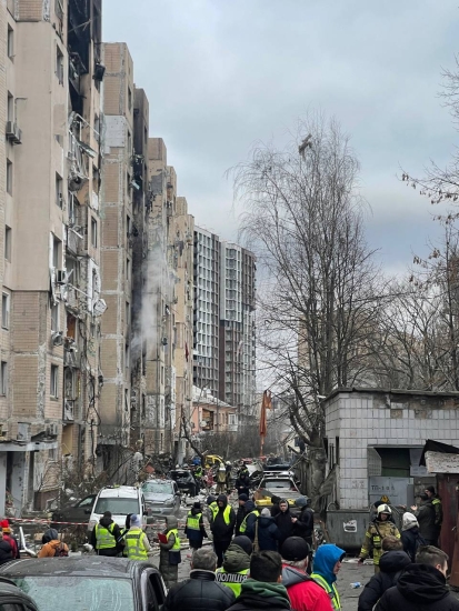 У багатоповерхівці в Соломʼянському районі Києва понад 30 постраждалих через російську атаку (фото) /Фото 2