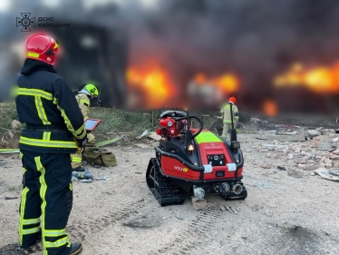 На Київщині горить промисловий обʼєкт після ворожої атаки. ДСНС залучила робота і пожежний потяг /Фото 3