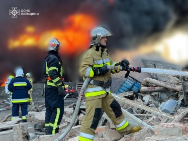 На Київщині горить промисловий обʼєкт після ворожої атаки. ДСНС залучила робота і пожежний потяг /Фото 2