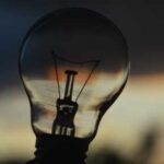 Через російські обстріли та негоду залишаються без світла…
