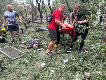 Росія поцілила по дитячому майданчику в Миколаєві. Зеленський заявив, що потрібні нові рішення щодо захисту /Фото 1