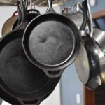 Товстий шар нагару відходить пластівцями: диво-засіб для чищення сковорідок