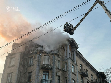 Дронова атака на Київ. Уламки пошкодили житловий будинок і корпус НБУ, є жертви (фото) /Фото 4