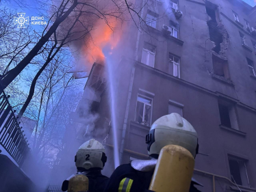 Дронова атака на Київ. Уламки пошкодили житловий будинок і корпус НБУ, є жертви (фото) /Фото 3