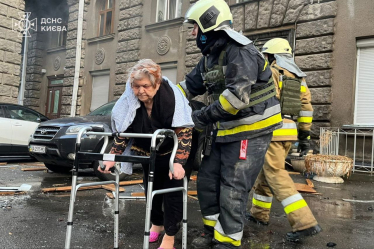 Дронова атака на Київ. Уламки пошкодили житловий будинок і корпус НБУ, є жертви (фото) /Фото 8