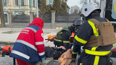 Дронова атака на Київ. Уламки пошкодили житловий будинок і корпус НБУ, є жертви (фото) /Фото 7