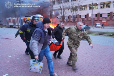 Росія завдала авіаудару по Запоріжжю. Відомо про 13 загиблих, 80 осіб звернулось до лікарень (оновлено) /Фото 6