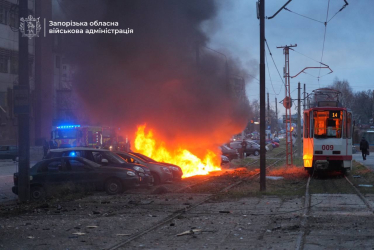 Росія завдала авіаудару по Запоріжжю. Відомо про 13 загиблих, 80 осіб звернулось до лікарень (оновлено) /Фото 8