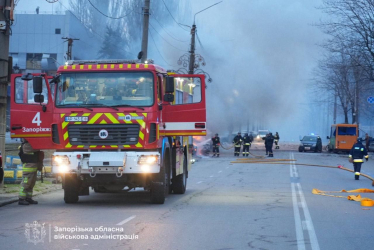 Росія завдала авіаудару по Запоріжжю. Відомо про 13 загиблих, 80 осіб звернулось до лікарень (оновлено) /Фото 7