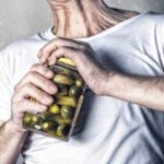 Дізнався, як відкрити банку з тугою кришкою. Одна дія —…