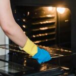 Буде як нова: поширені народні методи очищення духовки від жиру…