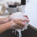 Для чого розумні господині намилюють руки до прибирання у квартирі