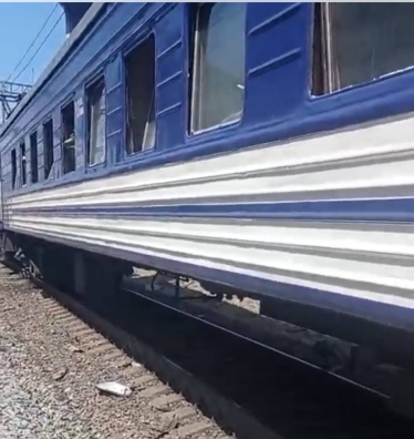 Росія вдарила балістикою по Дніпру: є жертви, пошкоджено поїзд «Одеса – Запоріжжя» (доповнено) /Фото 1