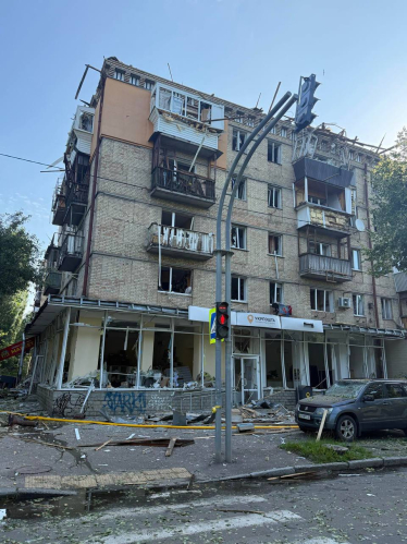 Росія вдарила балістикою та дронами по Києву, під завалами пошкодженого будинку продовжують шукати людей (фото, відео) /Фото 6