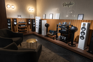 Магазин вінілових платівок і бар Vinyla