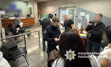 Обшуки в «Артеріумі». Фото Нацполіції