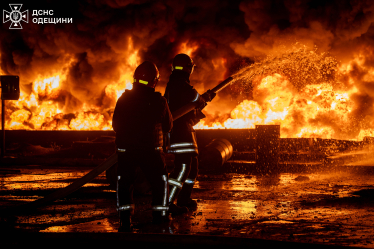 Росія дронами атакувала нафтобазу на Одещині, спалахнула сильна пожежа (фото) /Фото 1