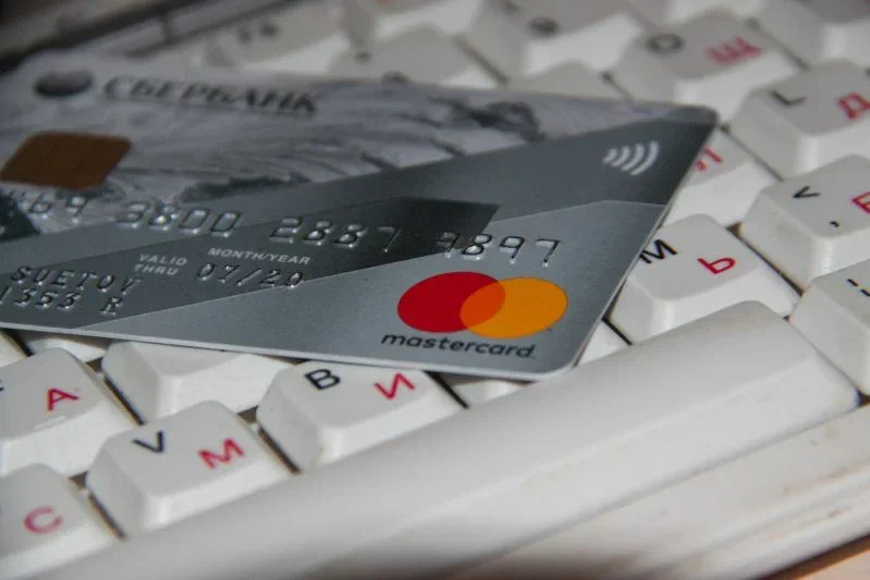 Російський економіст назвав головну помилку: багато хто ризикує втратити всі гроші Банковская карта