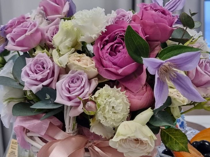 Як за допомогою звичайної свічки змусити квіти у вазі стояти вдвічі довше: флорист розкрив секрет цветы