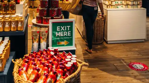 Спочатку доведіть власну компетентність, а вже потім критикуйте персонал магазину…