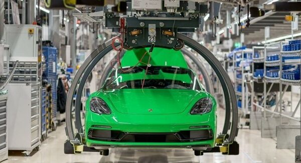 Porsche в Китаї: дилери йдуть, падіння продажів на 25% за рік.