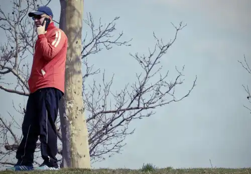 Чому ви ходите туди-сюди під час розмови по телефону?