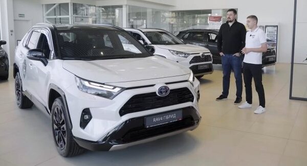 Топ легкових авто 2025 року: вибір приватних осіб та компаній