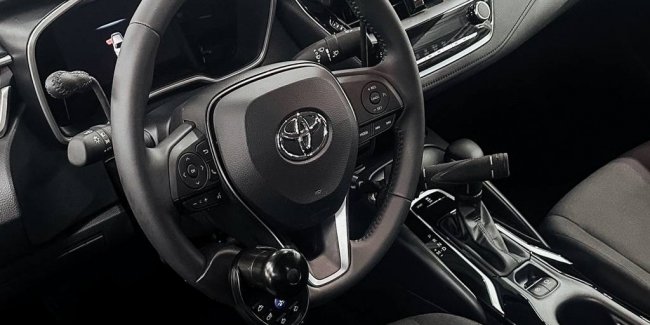 В Україні модернізували й безкоштовно надали переоснащені для ручного управління авто Toyota.