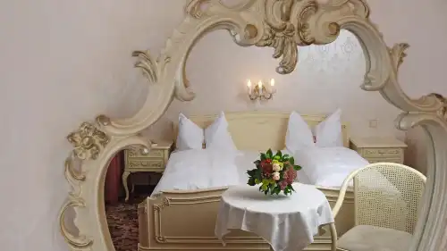 Чому дзеркало перед ліжком – це невдале рішення