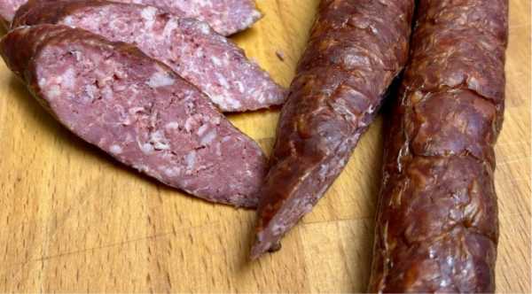 Ужгородські майстри відновили виробництво ялівцевої ковбаси.