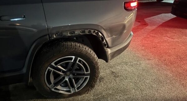 Rivian R1S: невелике зіткнення призвело до приголомшливого рахунку за ремонт.