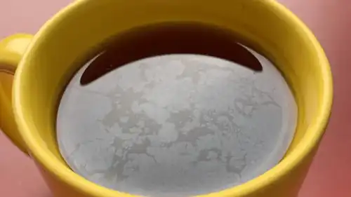 Чайний “бензинний” відблиск: запорука смаку, не причина для миття.