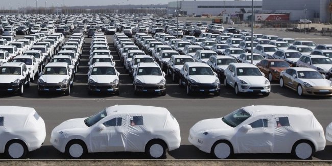 Африканський острів, колись ідилічний, тепер – виставка елітних авто через війну.