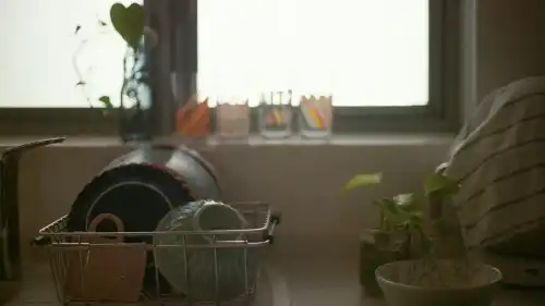 5 хатніх клопотів, які я закинула (і дім не впав). Підказки для змучених жінок.