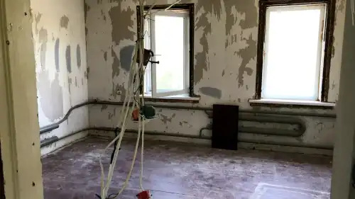 Електропроводка в оселі: де краще – підлога чи стеля?