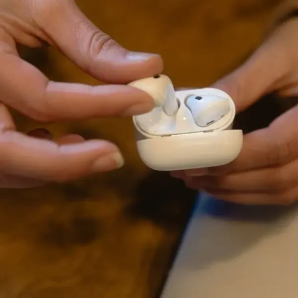 Apple розробляє AirPods з вбудованими камерами та штучним інтелектом: як виглядають навушники та як відбувається їхнє тестування (ілюстрації)
