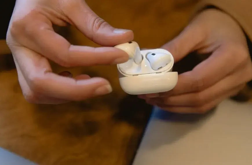 Apple розробляє AirPods з вбудованими камерами та штучним інтелектом: як виглядають навушники&hellip;