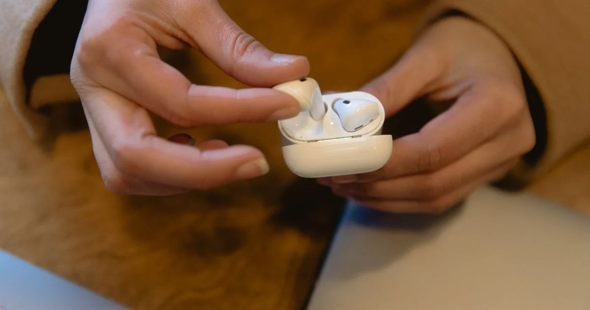 Apple готує AirPods із камерами та ШІ: який вигляд мають навушники та як проходять тестування (фото) Apple готує AirPods із камерами та ШІ: який вигляд мають навушники та як проходять тестування (фото)