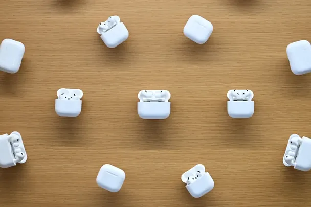 Apple розробляє розумні AirPods із ШІ Фото Кріс Дж. Реткліфф/Bloomberg / © Bloomberg