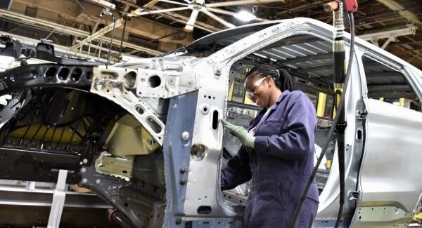 Ford не планує повністю припиняти виробництво автомобілів з двигунами внутрішнього згоряння.