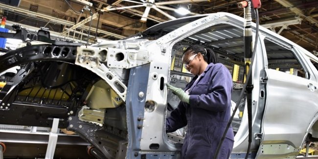 Ford не планує повністю припиняти виробництво автомобілів з двигунами внутрішнього згоряння.