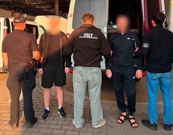 Рівнянин сховав чоловіка за сидіння в мікроавтобусі і намагався вивезти його за кордон