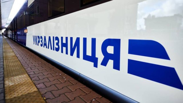 Укрзалізниця” уклала угоду з ПАТ “Крюківський вагонобудівний завод” про закупівлю 10 вагонів для пасажирських перевезень на суму 1,1 мільярда гривень.