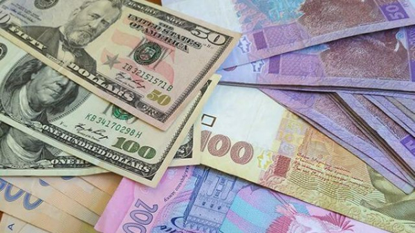 Офіційний курс української валюти до євро на понеділок знизився до найнижчої позначки за весь час – 52,2492 гривні за євро.