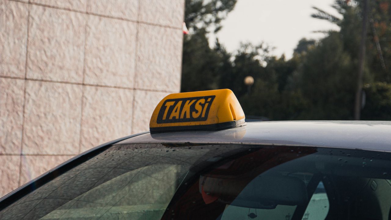 Історія таксиста, який залишив матір з дитиною під дощем, — вона не про жорстокість, а про адекватність