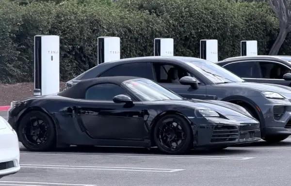 Електро Porsche Boxster заряджається на станції Tesla Supercharger