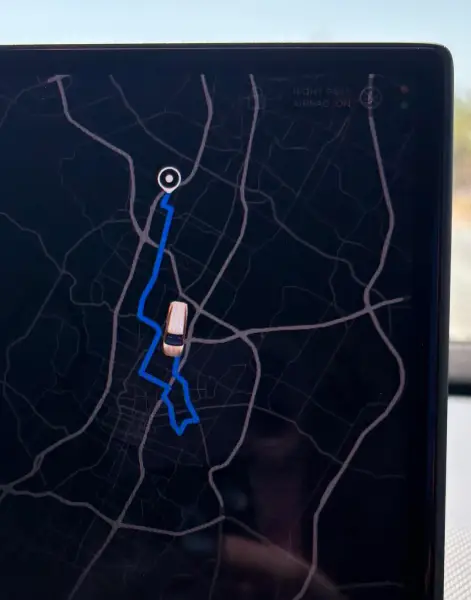 Cybercab Tesla заблукав у Техасі: 10-хвилинна поїздка розтягнулася на годину